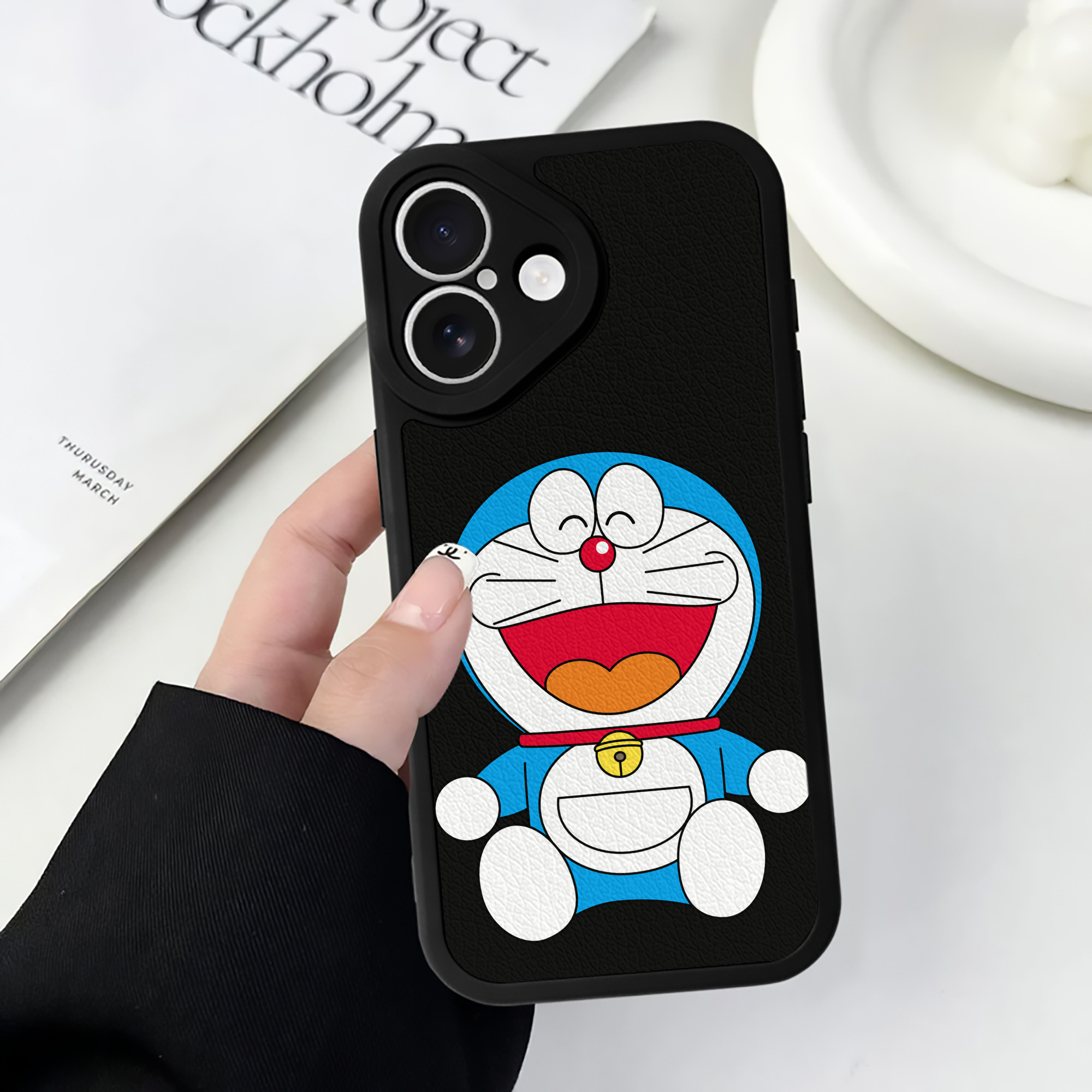 （画像用） ドラえもん Doraemon 【iPhone 16シリーズ対応】シリコンスマホケース（レザー調） 材質：シリコン